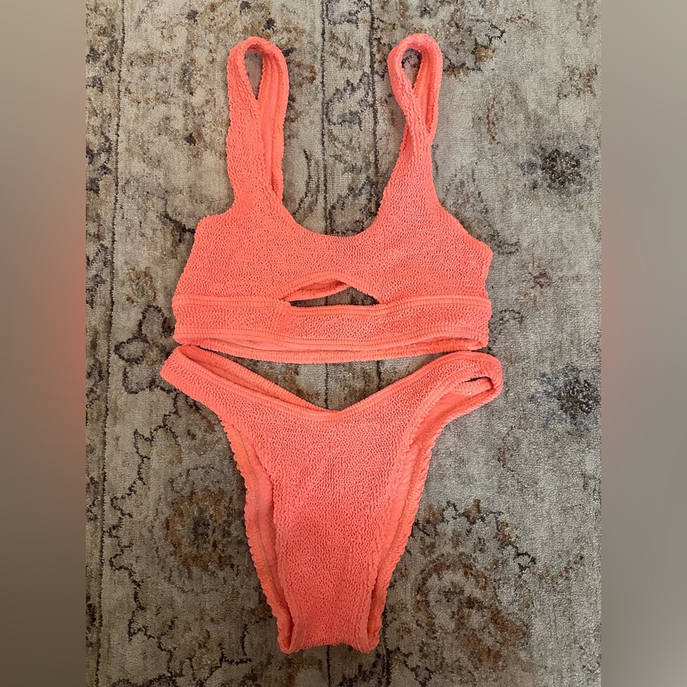 Bond-eye swimsuit set, very stretchy so can fit up to size large
